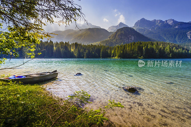 休闲船在高山湖Tovel - Trentino alto adige, Dolomites -意大利